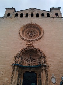 Sant Jordi i el drac a la façana del portal major de Sant Francesc.