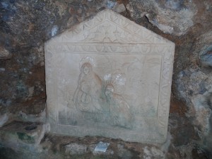 Relleu del segle XVII a l'interior de la cova del beat Ramon Llull.