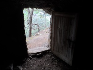 Visió des de l'interior de la cova del beat Ramon Llull.