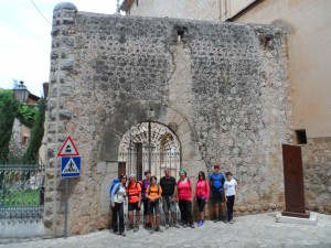 Aquesta porta és el que queda de l'antiga fortificació que envoltava l'església de Sant Bartomeu i que es bastí després de la invasió de 1561.