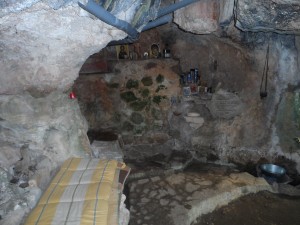Interior de la cova de l'ermità Guillem.