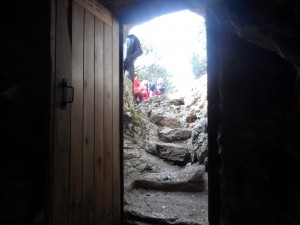 Portal d'accés a la cova, des de l'interior.