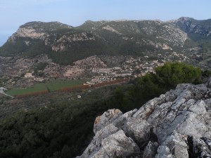 La muntanta de Son Moragues i Valldemossa al fons de la vall des de Ses Mosstes.