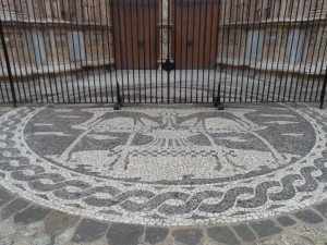 Una de les obres d'Antoni Gaudí a la Seu (1904-1914) és aquest mosaic del Portal Major que fa referència a un salm bíblic: "Com el cérvol es deleix per les fonts d'aigua, també em deleixo jo per vós, Déu meu!". (Ps42,2)