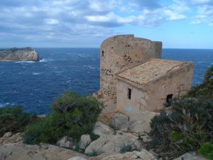 La Torre de Cala en Basset i l'illa de Dragonera al fons.