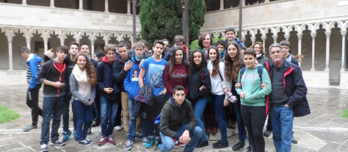 El grup d'alumnes de 3r i 4t d'ESO en el claustre de Sant Francesc de Palma.