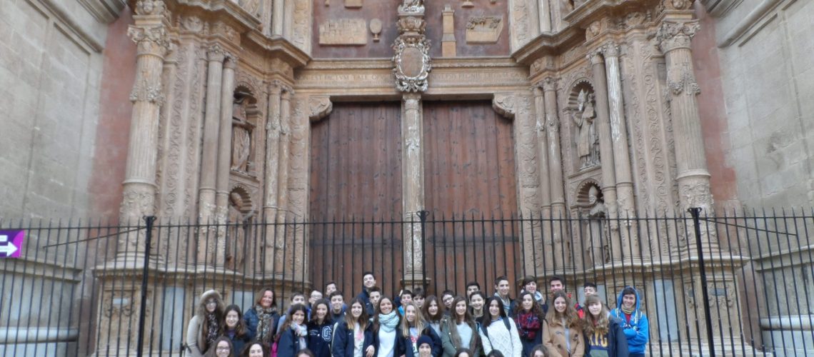 El grup d'alumnes de 2n d'ESo de la Puresa d'Inca davant el portal major de la Seu (1592-1601).
“non est factus tale opus in Universis Regnis/
no hi ha obra igual a tot el Regne Universal”.