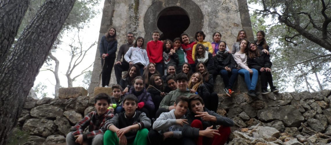 Amb els alumnes de 1r de primària a la capella del Puig del Verger, prop de les ermites velles de Valldemossa.