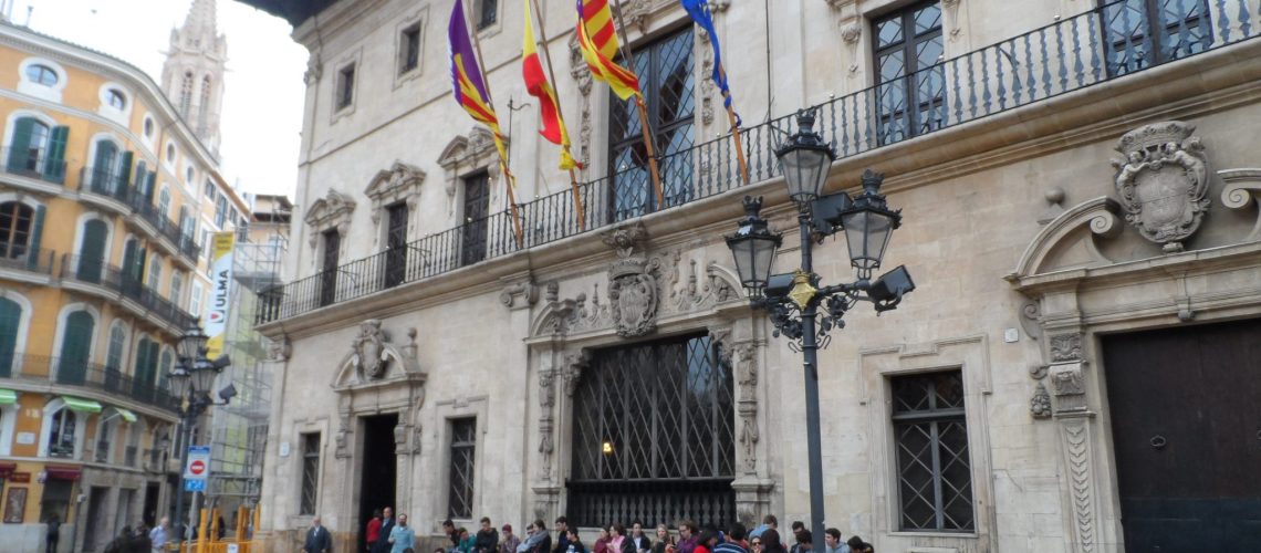Els alumnes esperant davant l'Ajuntament de Palma la sortida per fer l'itinerari per grups.